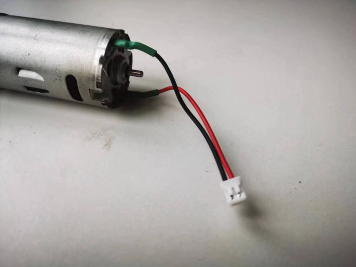 Moteur avec r&eacute;ducteur plan&eacute;taire &agrave; deux &eacute;tages